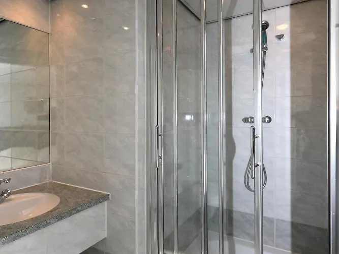 فندق Cafe Restaurant Den Hogen 2*